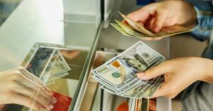 Где в Узбекистане обменять валюту в выходные дни в марте?